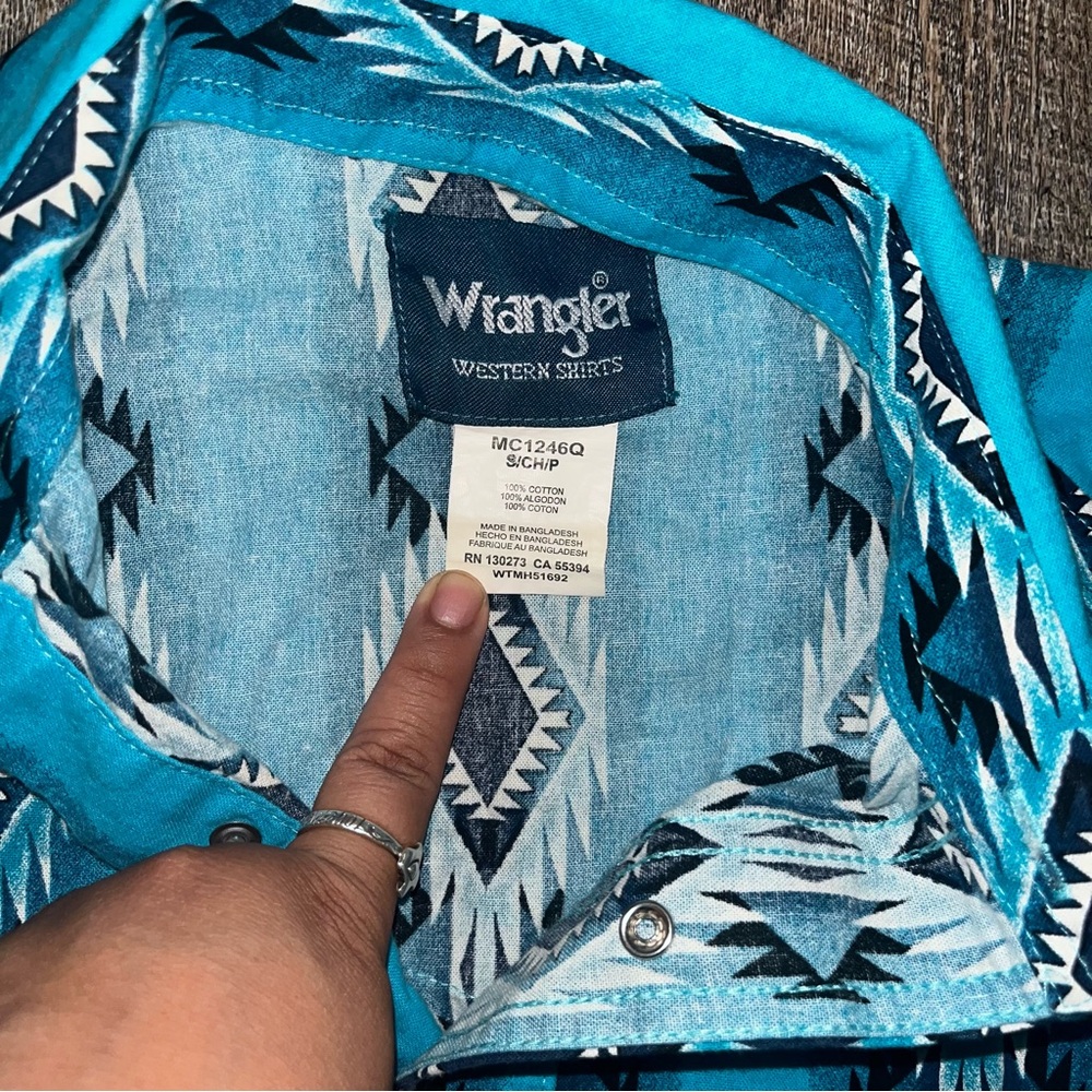 Vintage 90s Men Small Wrangler Western Pearl Snap Long Sleeved Shirt Blue Aztec - Picture 3 of 5